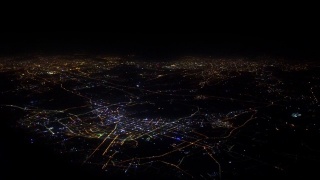 4K夜间从飞机窗口俯瞰。飞机在中国上空飞行。空中视频素材模板下载