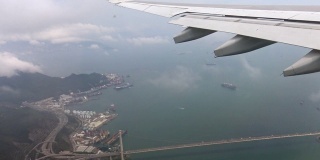 4K鸟瞰图香港大桥道路和海洋与云端