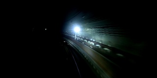 穿过黑暗隧道的地铁列车