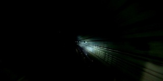 地铁缓慢行驶在黑暗和令人毛骨悚然的隧道