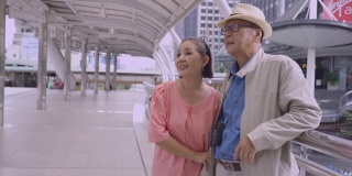 亚洲老年夫妇拿着地图搜索泰国的目的地街道，幸福意味着一切作为灵感的概念，退休年龄老年人用自己的储蓄旅行，旅行者和生活方式的老，幸福意味着一切