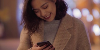 成都一个中国女孩微笑着用手机