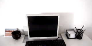 工作地点在一个白色洁净的房间里，桌上有一台电脑。