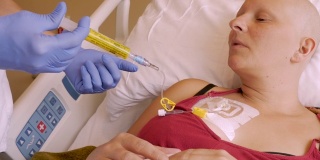 护士戴着手套用注射器给静脉注射