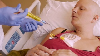 护士戴着手套用注射器给静脉注射视频素材模板下载
