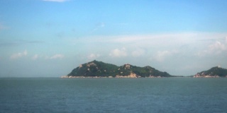 4K香港岛与蓝天透过船脏的窗户