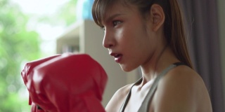 亚洲女拳击手，格斗姿势