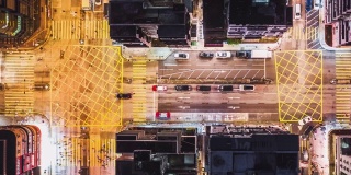 4K超高清延时拍摄香港市中心地区夜间车辆行驶和行人过马路，无人机俯视图。通勤者，亚洲城市生活，或公共交通概念，淘金