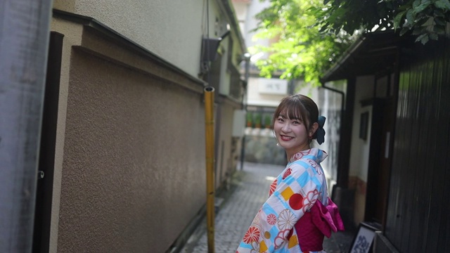 年轻女子在浴方走传统的日本狭窄的小路