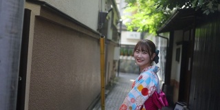 年轻女子在浴方走传统的日本狭窄的小路