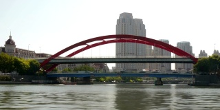 城市里的车辆通过桥梁，运河桥