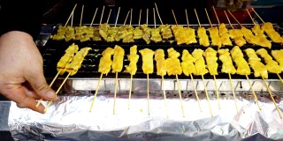 烤火猪肉沙嗲是普吉岛的街头小吃，在泰国很受欢迎