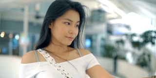 漂亮的泰国女孩的肖像正在用智能手机自拍