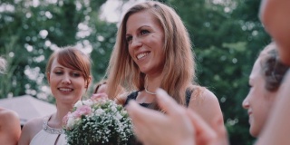 喜气洋洋的女人在婚礼上捕捉花束