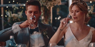 一对夫妇在婚礼上举杯互吻