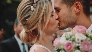 微笑的夫妻在仪式上接吻视频素材模板下载