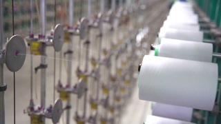 纺织厂工业整经整经机上的白色线轴筒子线锥视频素材模板下载
