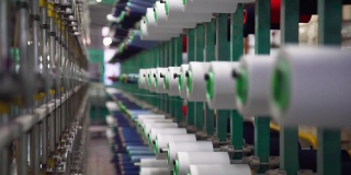 纺织厂工业整经机上的白纱轴筒管锥