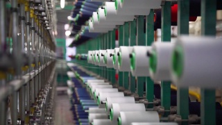 纺织厂工业整经机上的白纱轴筒管锥视频素材模板下载