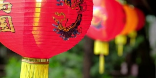 架上的中国传统的纸灯笼为中秋节。户外挂纸灯笼。