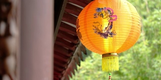 中国传统的中秋节纸灯笼。户外挂纸灯笼。