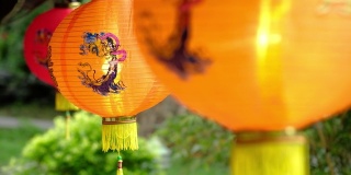 中国传统的中秋节纸灯笼。户外挂纸灯笼。