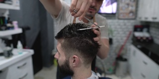 一个年轻人在理发店理发