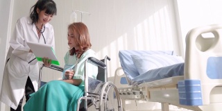 残疾妇女坐在轮椅工作和使用数字平板电脑在医院