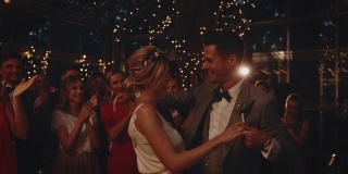 快乐浪漫的情侣在婚礼之夜跳舞