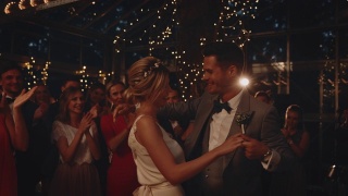 快乐浪漫的情侣在婚礼之夜跳舞视频素材模板下载