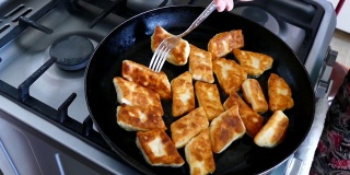 用生面团在油锅里做成的百吉饼，土耳其式早餐油面包的准备，