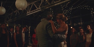 新婚之夜，新娘与父亲共舞