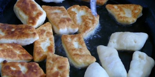 用生面团在油锅里做成的百吉饼，土耳其式早餐油面包的准备，