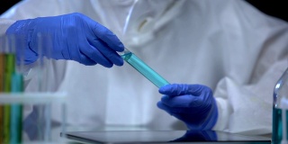 有毒实验室工作人员检查有害液体，并记录药片、实验