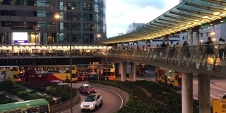 香港城市景观-在傍晚位于中环的行人天桥