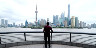 商人看着上海的天际线