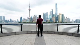 商人用手机对抗上海的天际线视频素材模板下载