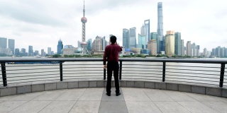 商人用手机对抗上海的天际线