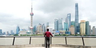 商人跑向上海地平线的慢镜头