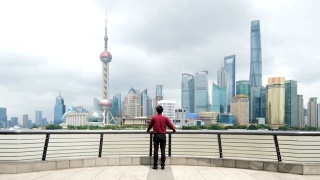 商人跑向上海地平线的慢镜头视频素材模板下载