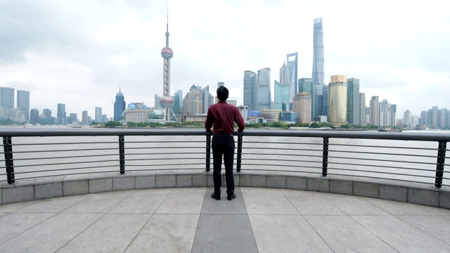 商人看着上海的天际线