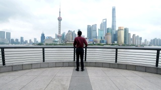 商人看着上海的天际线视频素材模板下载