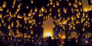 在泰国清迈的怡鹏节，水灯节上漂浮的灯笼