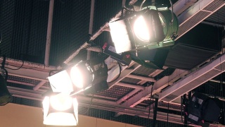 电视演播室灯光。视频素材模板下载