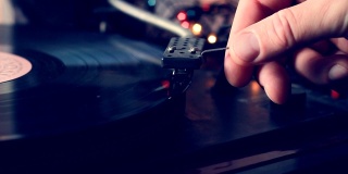 古董唱机与针播放唱片专辑在一个古老的转盘，黑胶唱片旋转，选择性焦点