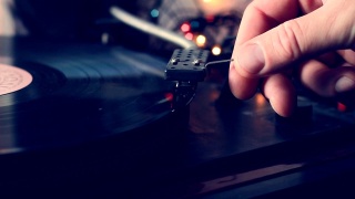 古董唱机与针播放唱片专辑在一个古老的转盘，黑胶唱片旋转，选择性焦点视频素材模板下载