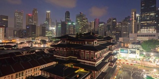 新加坡华埠佛牙舍利寺鸟瞰图，从早到晚的时间流逝。科技智慧城市中的金融区。摩天大楼和高层建筑。