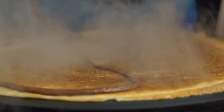 慢镜头小贩在巴黎街头的金属煎锅上做薄饼
