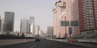 开车穿过中国上海。