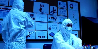 穿着防护服在实验室工作的科学家